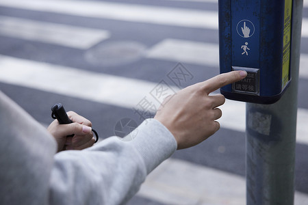 红绿灯展示器盲人过马路按红绿灯播报器特写背景