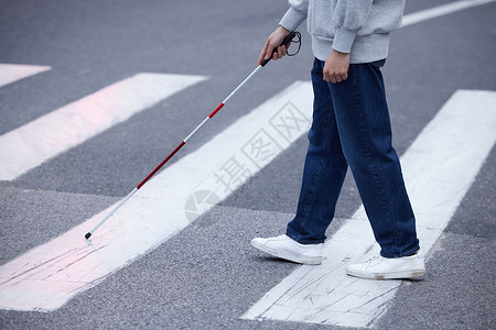 盲人过马路特写图片