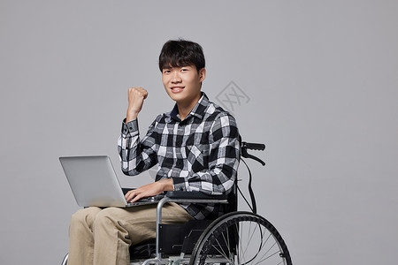 青年男性坐轮椅励志加油手势图片