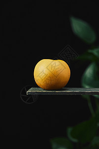 复古风木板上的秋月梨图片
