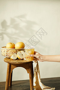 木凳上的秋月梨和秋月梨汤背景图片