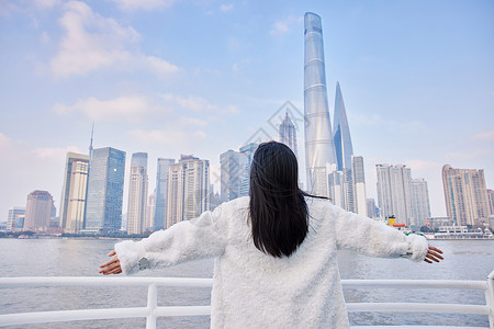 乘船欣赏上海风景的女生背影高清图片