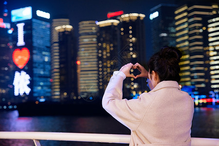 时尚上海夜晚游轮表达爱意的女生背影背景