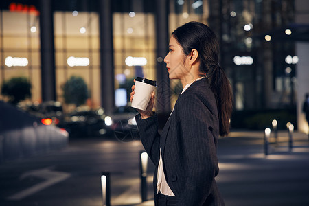 夜晚下班喝咖啡的职场女性图片