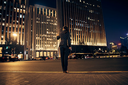 夜晚下班打车的都市女性背影图片