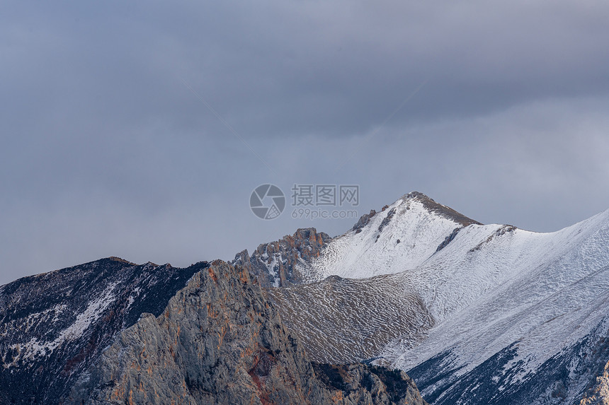 川西冬季雪山风光图片