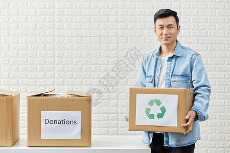 垃圾入箱男性爱心捐赠整理捐赠箱背景
