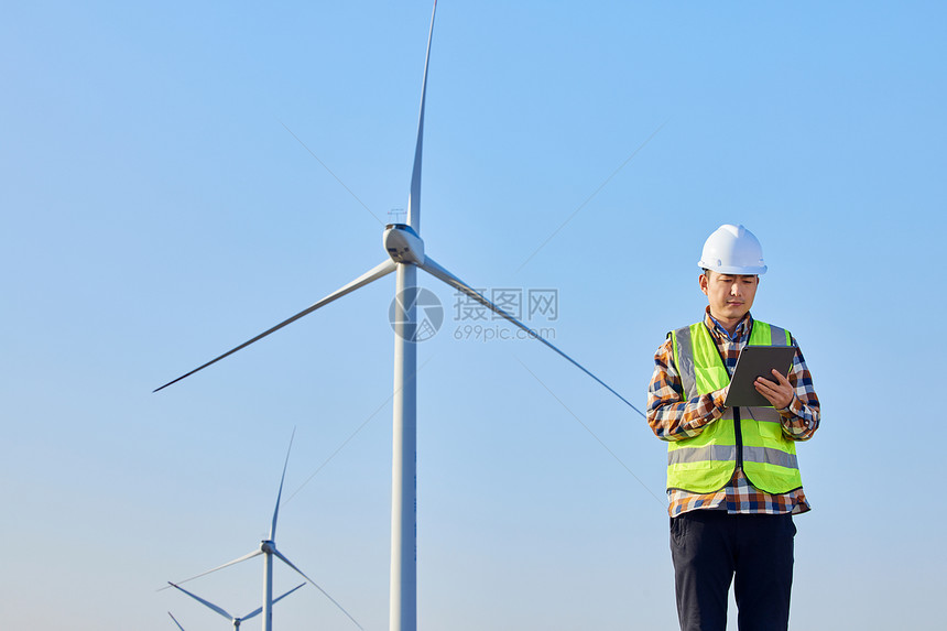  技术工人维护风力发电设备图片