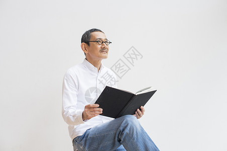 中老年男性看书思考形象图片