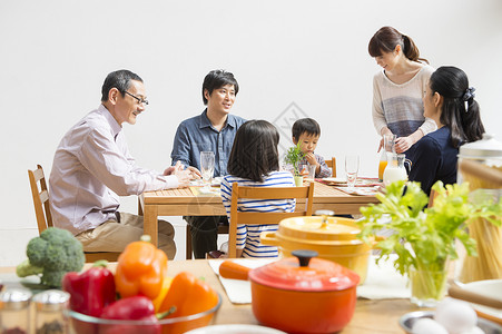 大家庭聚餐吃饭聊天新鲜感高清图片素材