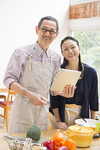 中年夫妇厨房形象图片