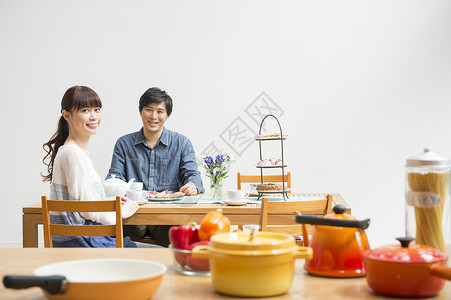 餐桌前夫妻形象日本人高清图片素材