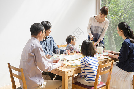 家庭餐厅用餐图片