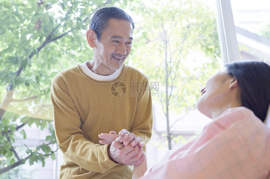 老年男子探望生病的妻子图片