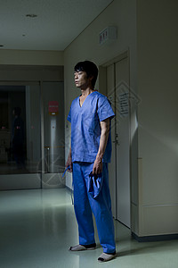 医院走廊站着的手术医生图片
