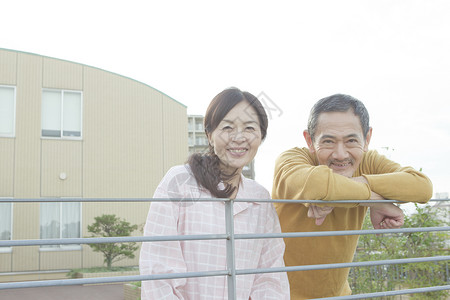 天台栏杆前的中老年夫妇图片