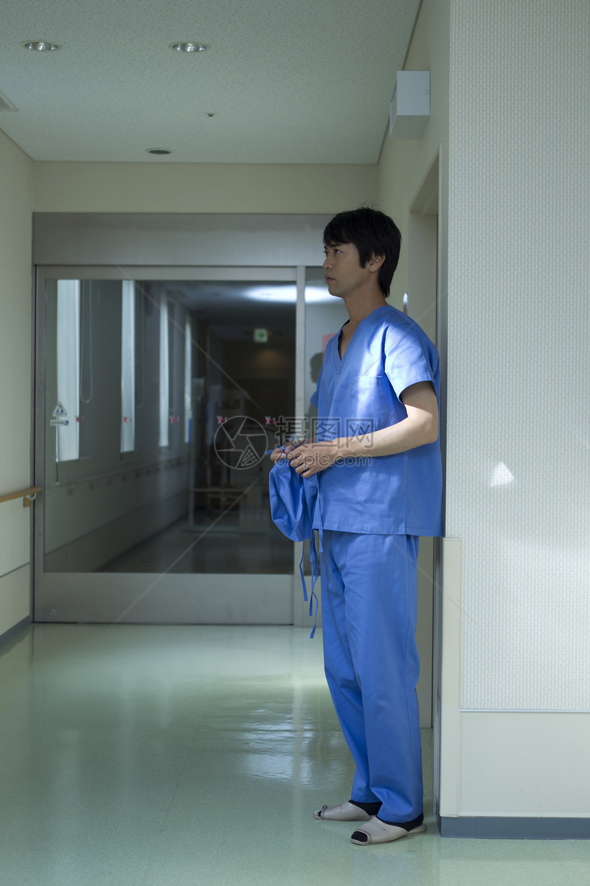 手术室医生站在医院走廊图片