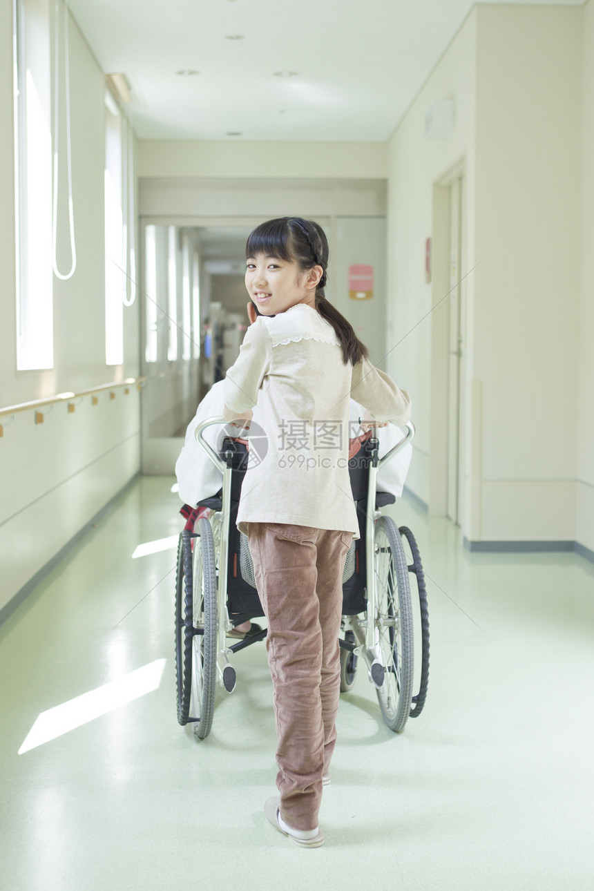 医院里孩子推着轮椅图片