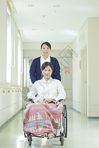 医院走廊推轮椅的护士和患者图片
