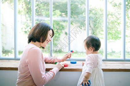 妈妈陪伴孩子在客厅里玩图片