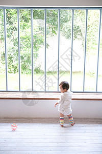 一人行走地板婴儿在客厅里玩背景图片
