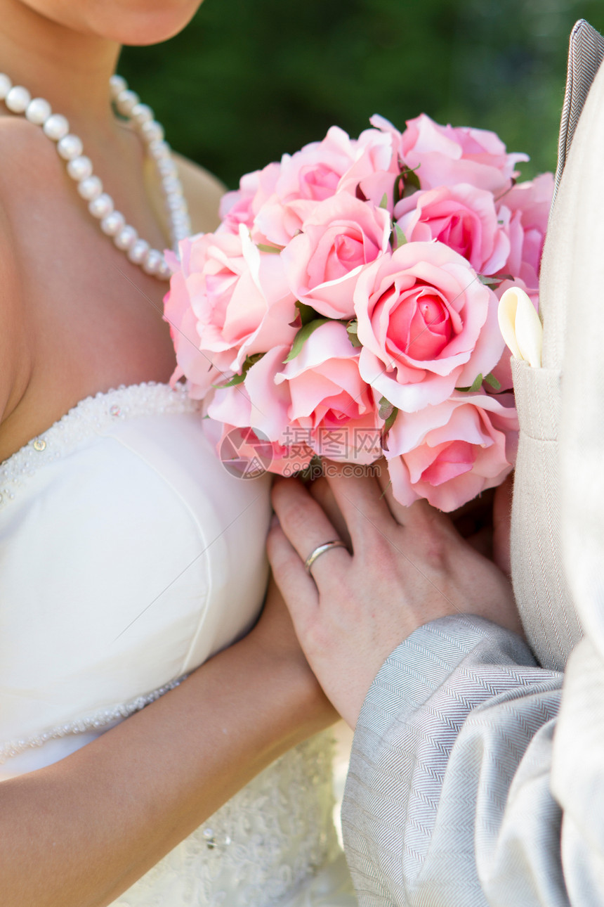粉红玫瑰新娘花束图片