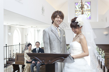 结婚教堂里的新娘新郎和家属图片