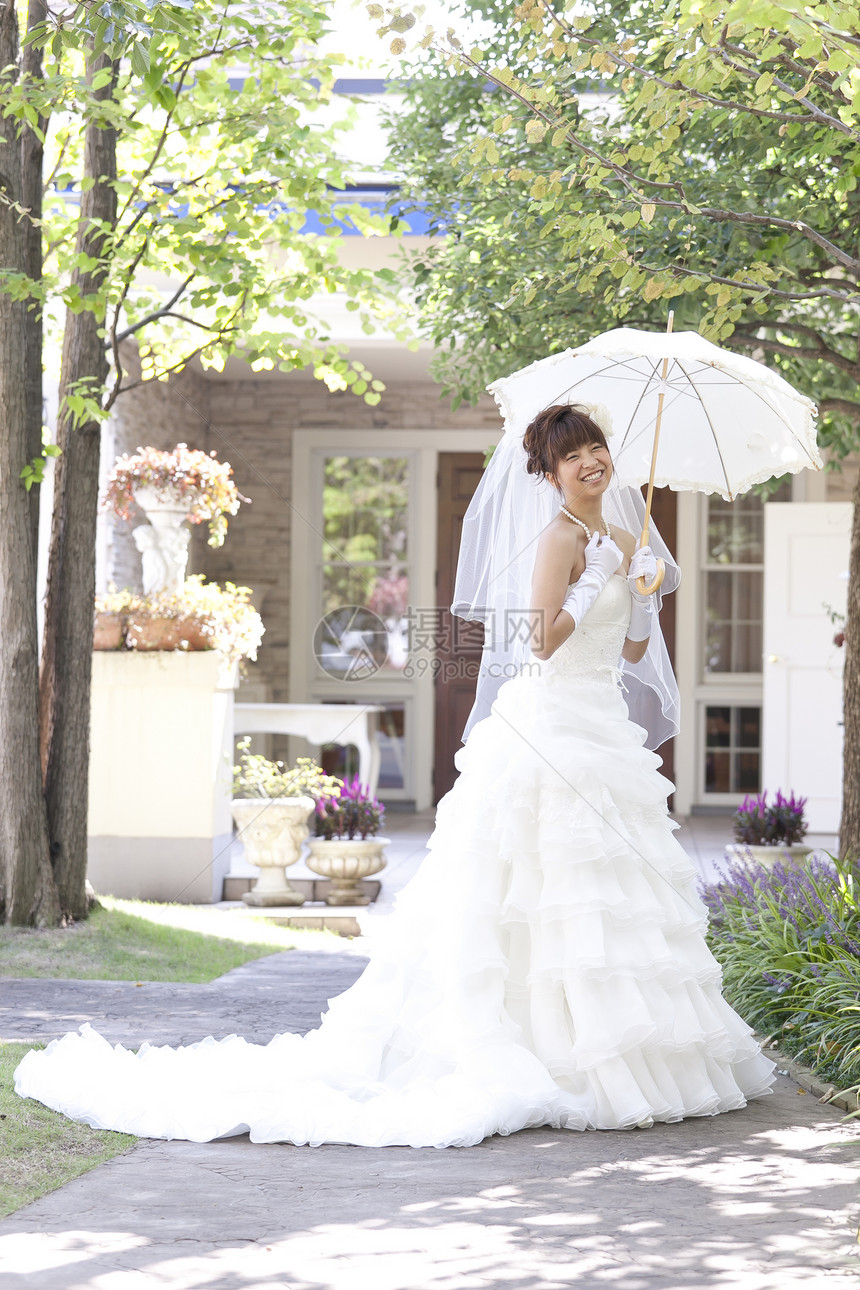 撑阳伞在花园的新娘图片