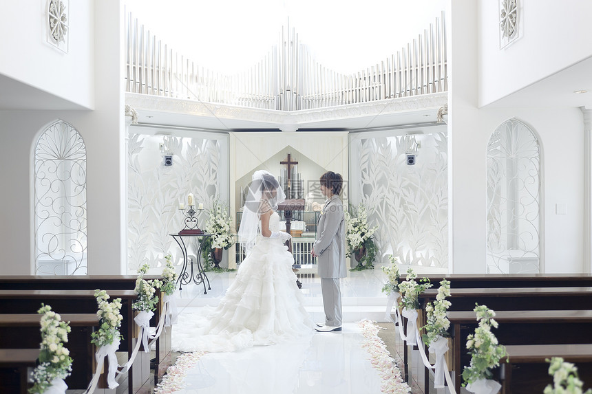 教堂里举办婚礼的新娘和新郎图片