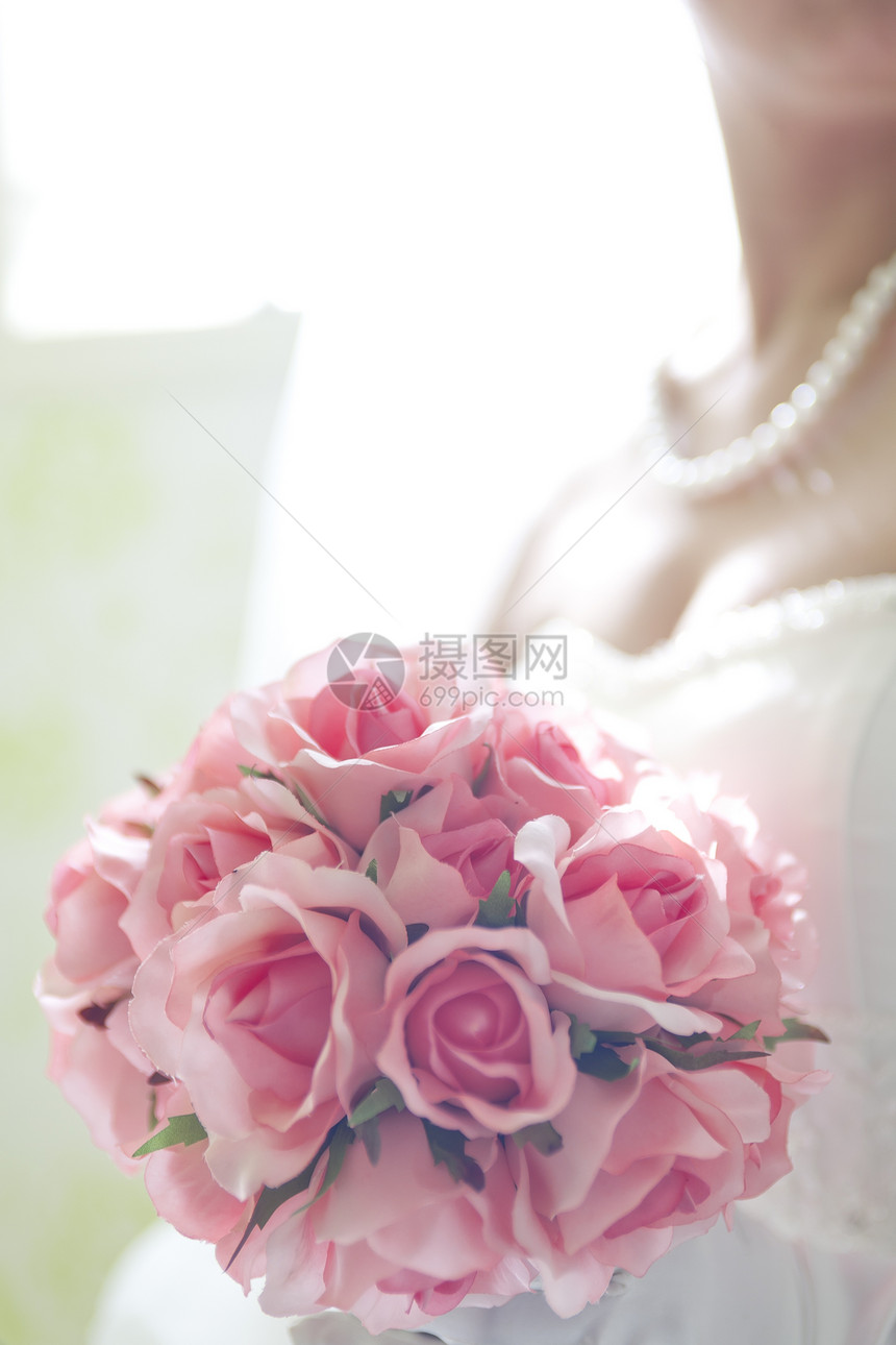 漂亮新娘和花束特写图片