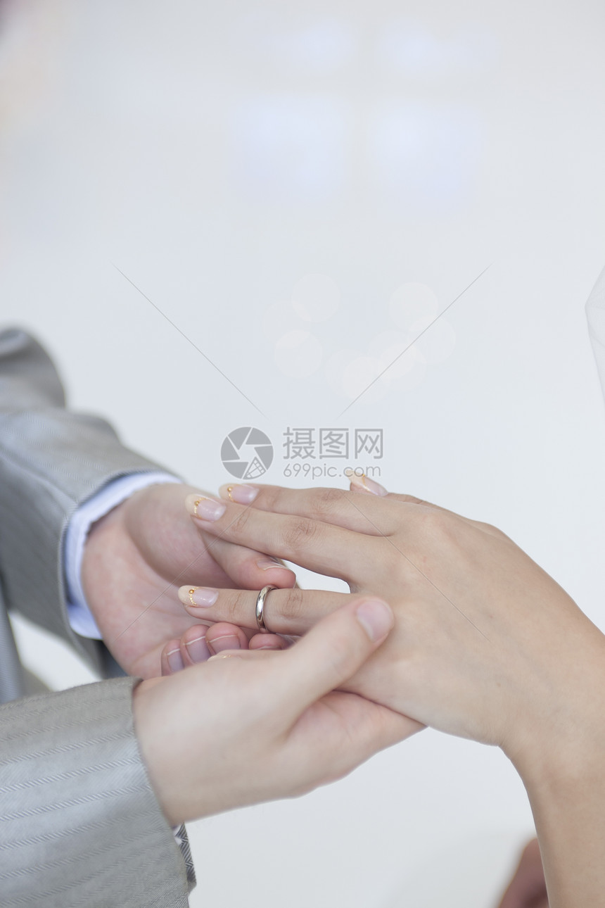 婚礼交换戒指特写图片