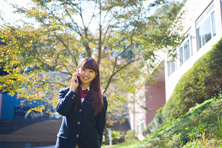 在学校打电话的女高中生图片