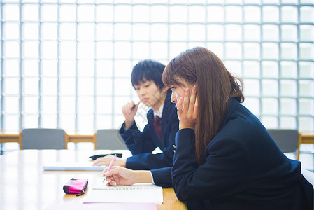 高中学生在图书馆学习思考高清图片素材