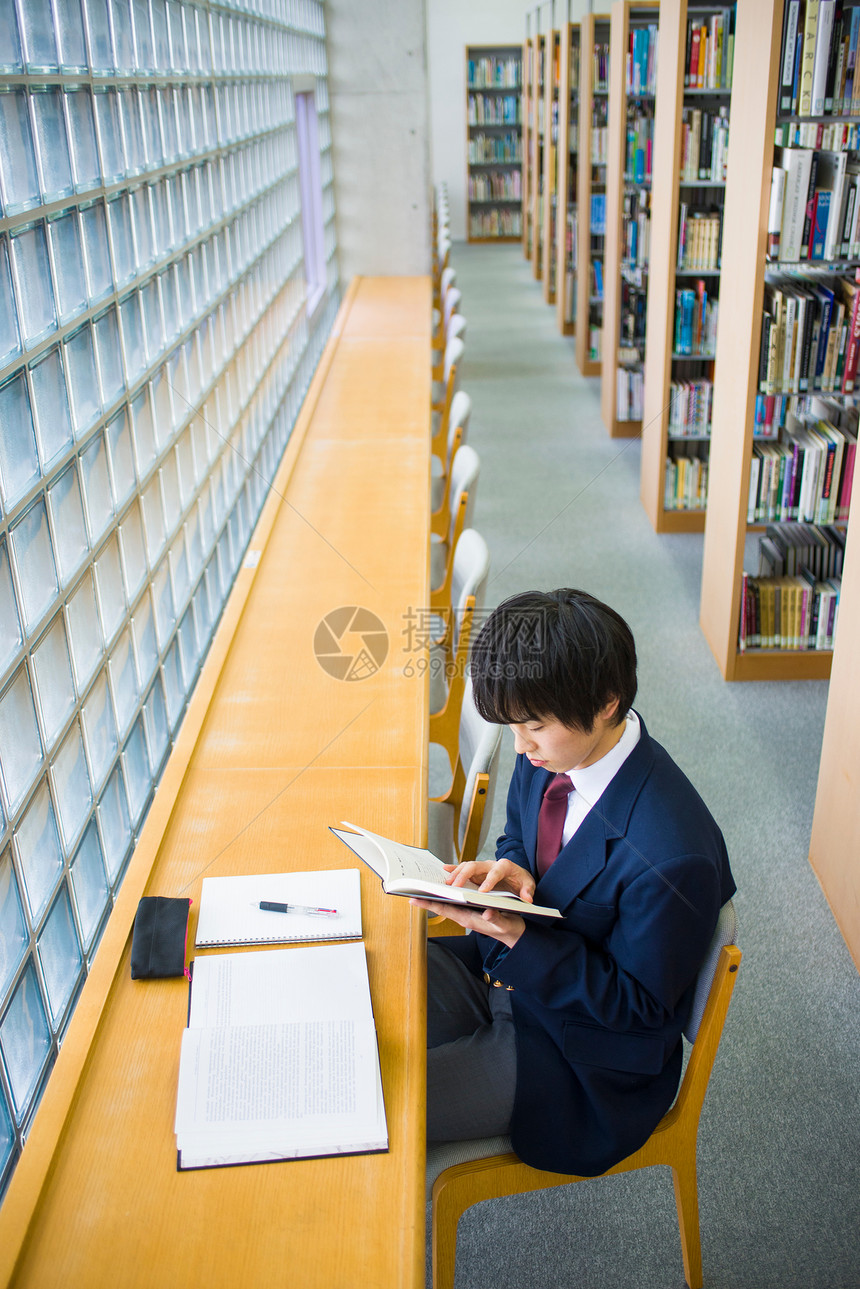 男高中学生在图书馆学习图片