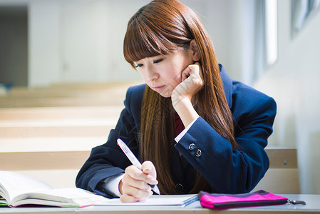 为入学考试学习的女高中生日本人高清图片素材