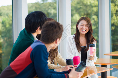 聊天的年轻大学生校园形象图片