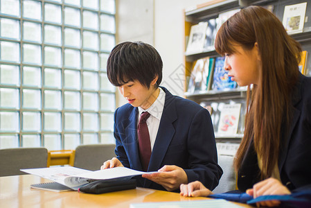 高中学生在图书馆烦恼高清图片素材