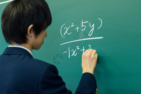 男高中生解答黑板上的数学题图片