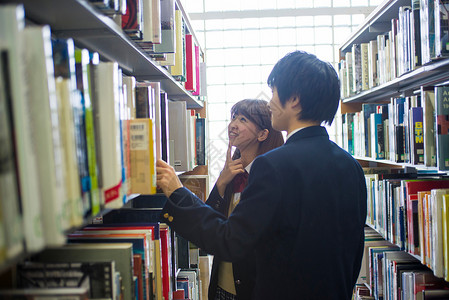 高中学生在图书馆寻找书烦恼高清图片素材
