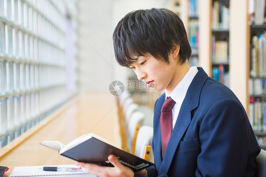 高中学生在图书馆学习图片