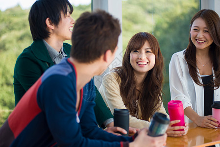 青春大学生校园聊天形象图片