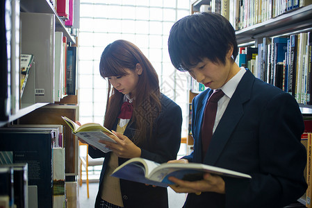 高中学生在图书馆学习看书清爽高清图片素材