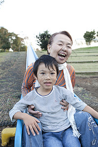 奶奶孙子户外玩耍图片