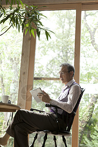 年男性居家阅读形象背景图片