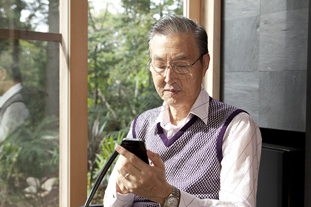 中老年男性居家使用手机图片