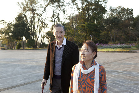 老年夫妻公园散步图片