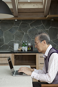 厨房独自看电脑的老人图片