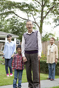 家庭后院里散步的祖孙三代图片