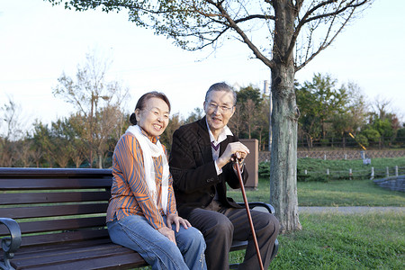 公园散步的老年夫妻图片