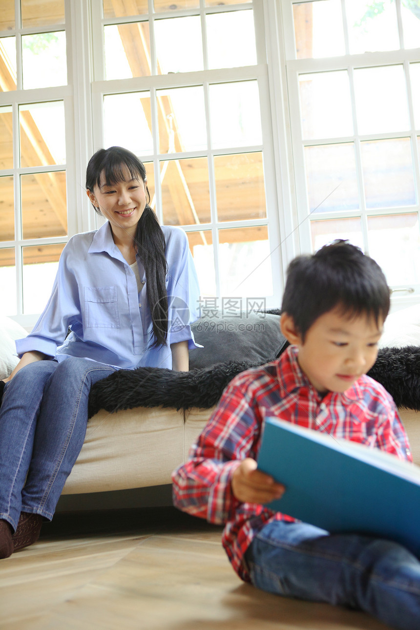 居家生活阅读的母子形象图片